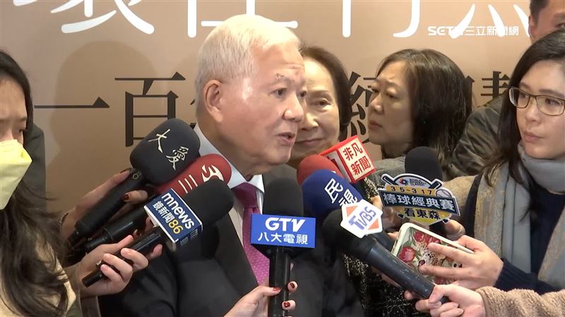 從紙出發實踐循環　何壽川發新書分享經驗