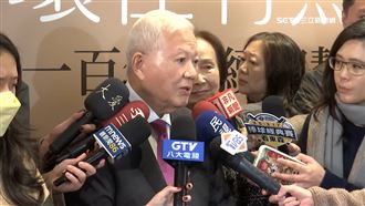 從紙出發實踐循環　何壽川發新書分享經驗