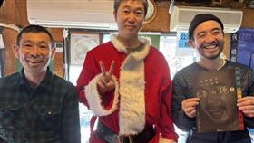 新井浩文（中）在個人部落格發布長文，並附上穿著聖誕老公公服裝的照片。（圖／翻攝自note）