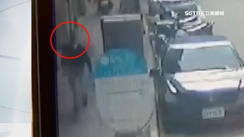 男子拿起斧頭跑進店裡