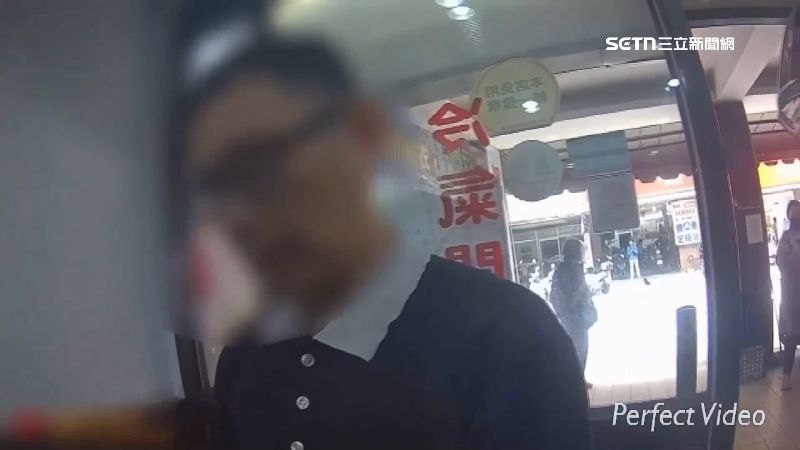 男子看到員警才放下武器配合