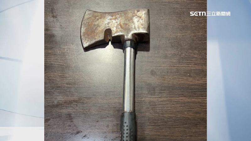 男子持的是未開封的斧頭