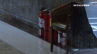 保全跑頂樓狂丟8支滅火器　落網辯：無聊