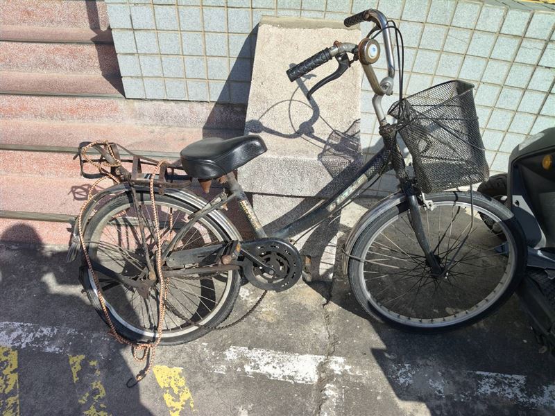 自行車遭撞擊後嚴重毀損。（圖／翻攝畫面）