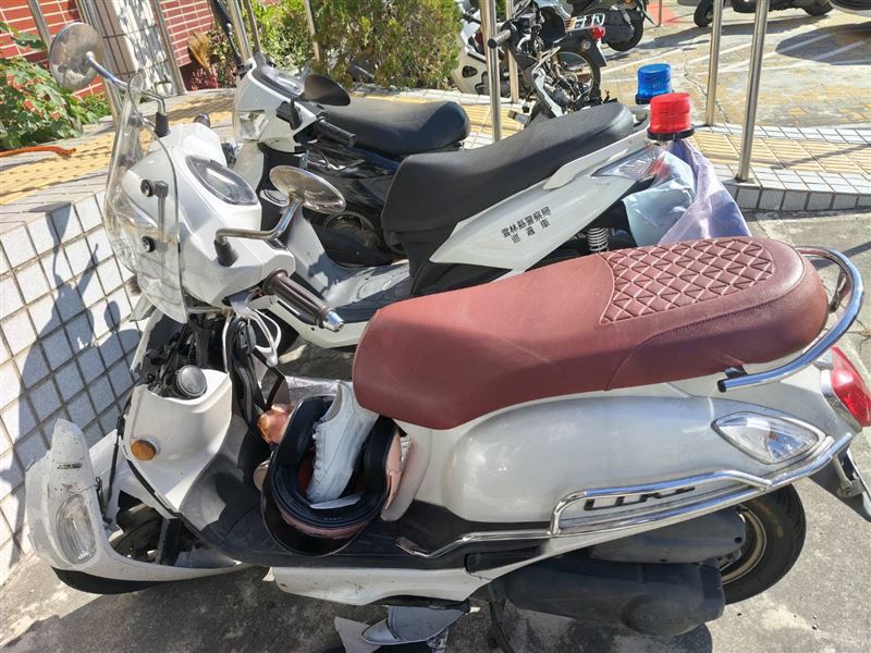 女騎士清晨外出上班遇劫，遭甘蔗貨車撞擊後，又被多車輾壓喪命。（圖／翻攝畫面）