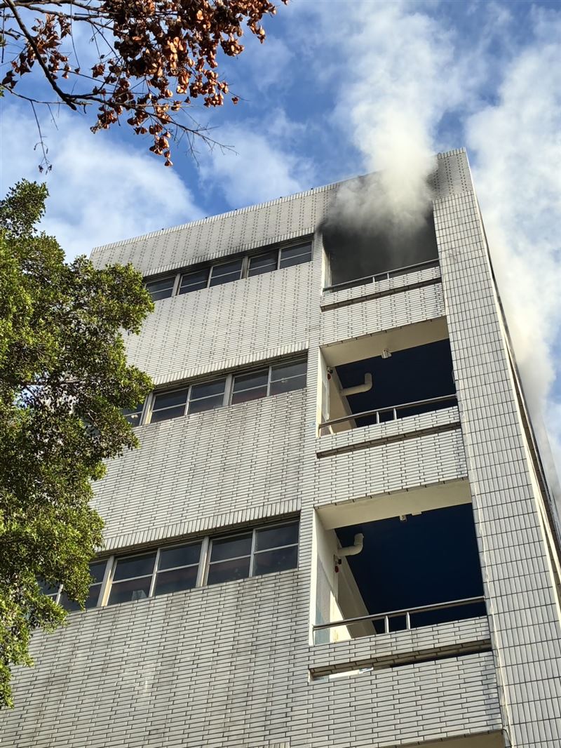 太平區新平國小5樓校舍發生火警。（圖／翻攝畫面）