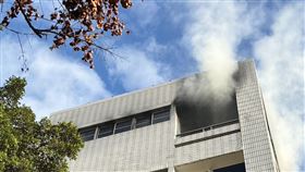 台中,新平國小,火警,校舍廁所起火,黑煙（圖／翻攝畫面）