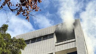 台中新平國小傳火警！5樓校舍狂噴黑濃煙