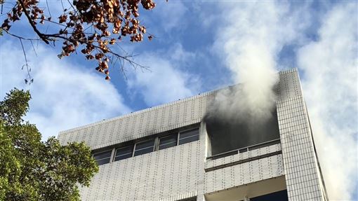 台中新平國小傳火警！5樓校舍狂噴黑濃煙