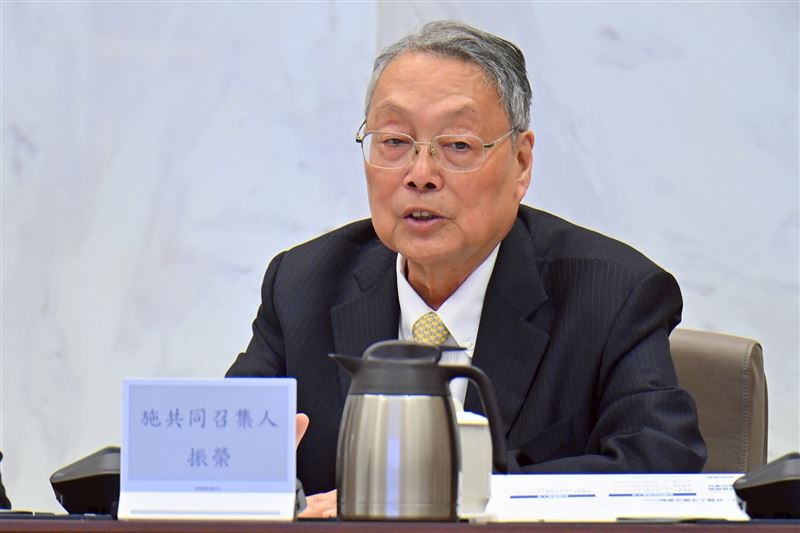 行政院經濟發展委員會均衡台灣分組召開第2次顧問會議，會後共同召集人施振榮受訪轉述會議重點（圖／行政院提供）