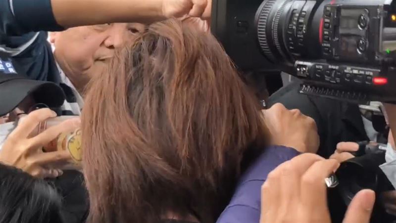 資深藝人曹西平猝死家中，乾兒子Jeremy於相驗後離去。（圖／記者莊淇鈞攝影）