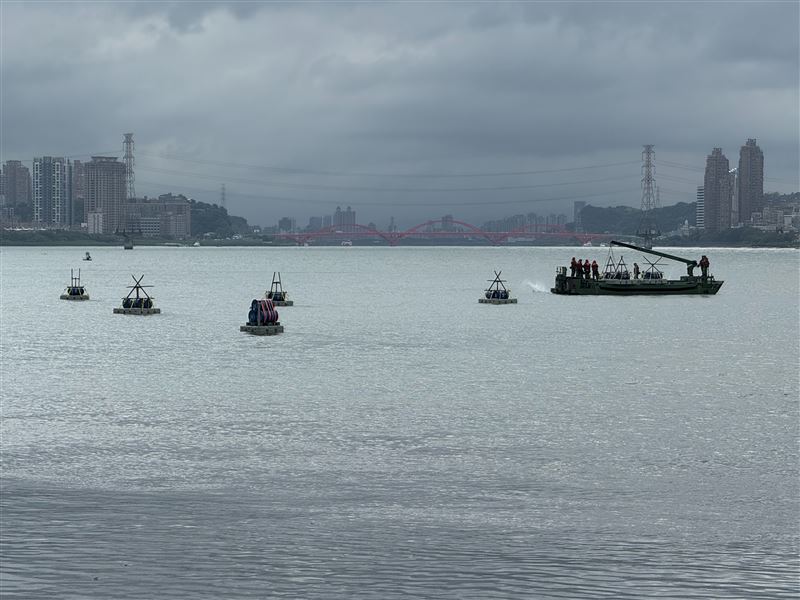 第三作戰區53工兵群今日在新北地區實施河道阻絕設置演練（圖／國防部提供）