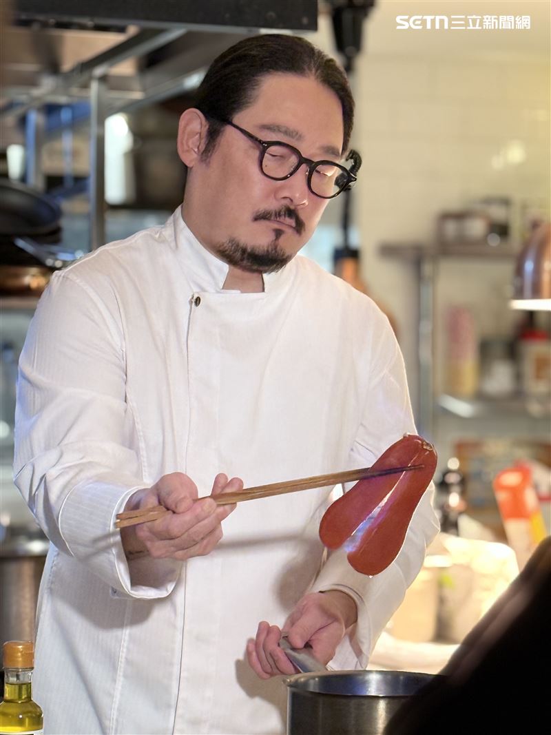 金度潤在現場炙燒烏魚子，作為料理配料。（圖／記者宋亭誼攝影）