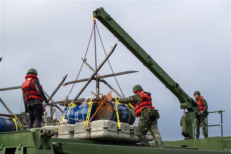 第三作戰區53工兵群今日在新北地區實施河道阻絕設置演練（圖／國防部提供）
