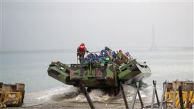 第三作戰區53工兵群今日在新北地區實施河道阻絕設置演練（圖／國防部提供） 