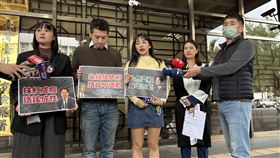 ▲民眾黨吳怡萱、許甫等人與律師赴台北地院對賴清德提告求償100萬元（圖／記者楊佩琪攝）