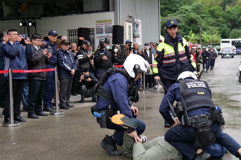 公車緊急應變演練逼真上場，新北跨局聯手守護乘車安全。（圖／翻攝畫面）