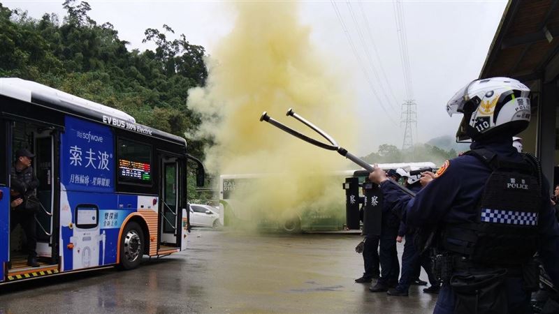 為提升社會大眾對大眾運輸乘車安全的信任，新北市交通局、警察局、消防局及臺北客運今日上午共同舉辦「行車安全與緊急應變教育訓練」。（圖／翻攝畫面）