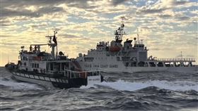 海巡署緊盯中國軍演中共29日宣布對台軍演，海巡署30日表示，採1對1方式併航監控，強勢驅離，並派遣待命艦艇支援，同步成立應變中心，協同國防部對應監控，在海巡嚴密監控下，所有航行台灣周邊的國內外船隻都能安全通行，沒有受到騷擾威脅。（海巡署提供）中央社記者黃麗芸傳真　114年12月30日