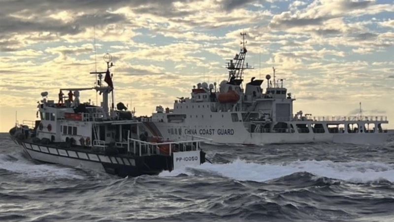 中共29日宣布對台軍演，海巡署30日表示，採1對1方式併航監控，強勢驅離，並派遣待命艦艇支援，同步成立應變中心，協同國防部對應監控，在海巡嚴密監控下，所有航行台灣周邊的國內外船隻都能安全通行，沒有受到騷擾威脅。（海巡署提供）