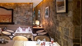 華星牛排館位於地下室，不少人評價氛圍如「老派西餐廳」。（圖／翻攝自華星牛排館臉書）