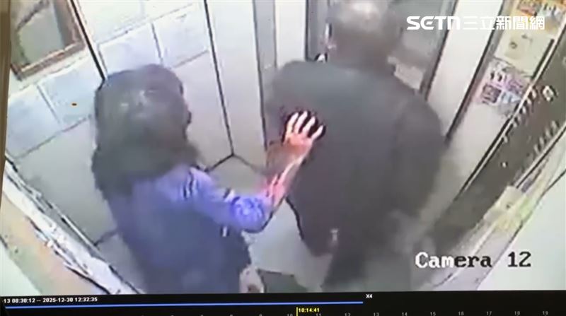 孫女遭潑酸後大喊救命進電梯，熱心男子（右）協助她逃命。（圖／記者王紹宇攝影）