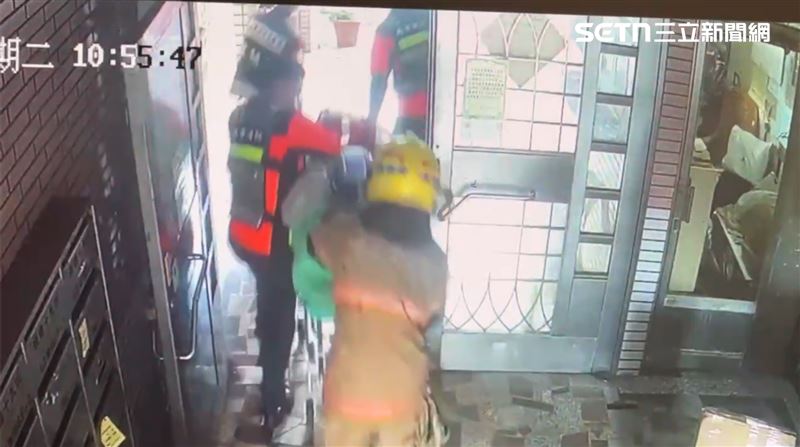 蔡男胸中刀倒臥在家中OHCA，警消發現後將人緊急送醫。（圖／記者王紹宇攝影）