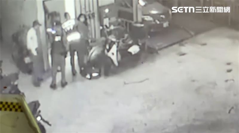 孫女從逃出住處，救護人員檢傷後將人送醫。（圖／記者王紹宇攝影）