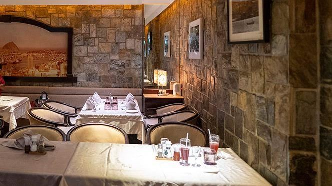 華星牛排館位於地下室，不少人評價氛圍如「老派西餐廳」。（圖／翻攝自華星牛排館臉書）