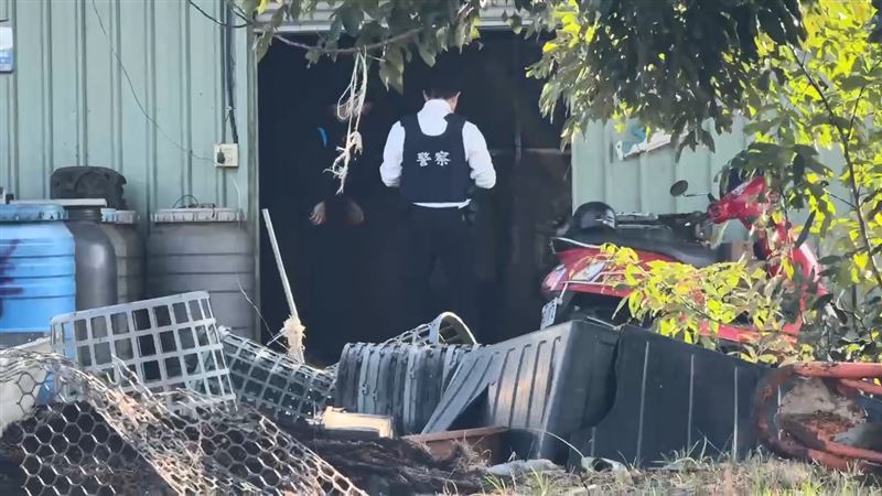 東港分局警方稍早在拘提李姓槍擊犯時遭到對方槍擊，最後李男因開車自撞橋墩就逮，現已帶回偵辦中。（圖／翻攝畫面）