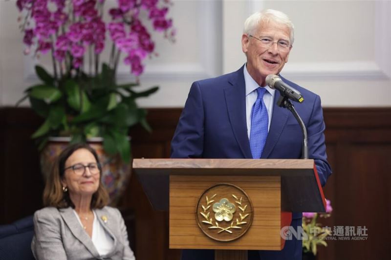 美國聯邦參議院軍事委員會主席韋克爾（Roger Wicker）（右）曾在8月率團訪台，並赴總統府晉見總統賴清德