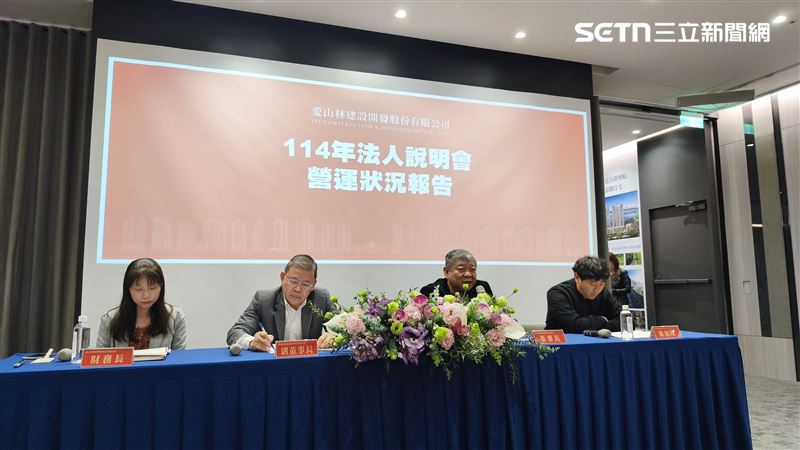 祝文宇（右二）表示，房市時機不好，明年將持續採取「讓利、輕鬆付」策略銷售，並直言供過於求的區域，房價恐會有「越賣越低」趨勢。（圖／記者陳韋帆攝影）