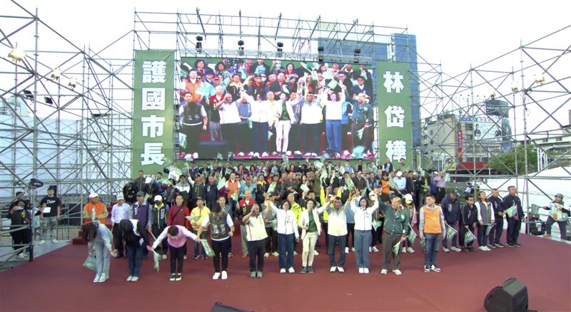 鳳山十萬支持者！林岱樺哽咽感念亡父林三郎 誓言以「守護者的韌性」贏回高雄尊嚴。（圖／林岱樺辦公室提供）