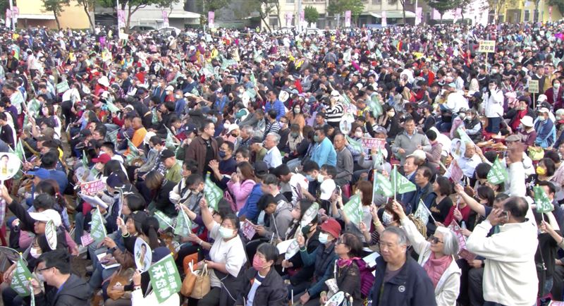 鳳山十萬支持者！林岱樺哽咽感念亡父林三郎 誓言以「守護者的韌性」贏回高雄尊嚴。（圖／林岱樺辦公室提供）