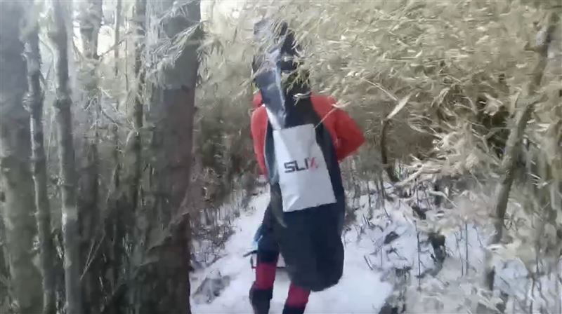 救難人員將罹難者以捲式擔架包裹。（圖／翻攝畫面）