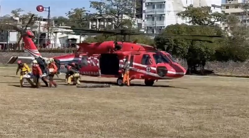 黑鷹直升機共飛行3架次，將2名罹難者及搜救人員載運下山。（圖／翻攝畫面）