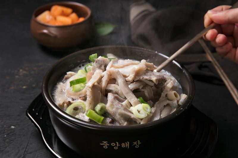 韓國中央韓鍋酒舍醒酒湯、牛腸火鍋2款招牌料理日賣2千碗。(圖／築間提供）