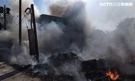 彰化空地突發火警！存放廢棄物黑煙竄天（圖／翻攝畫面）