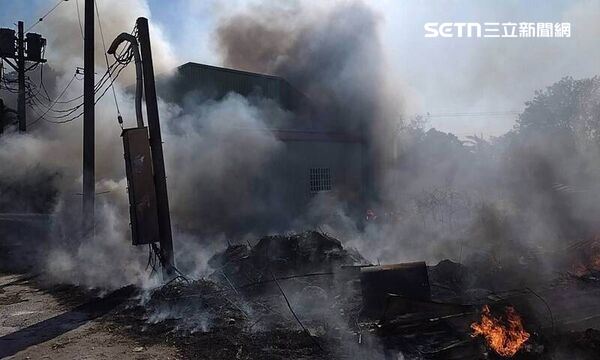 彰化一處空地放置許多廢棄物，突然起火陷入火海。（圖／翻攝畫面）