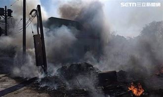 彰化空地突竄大火！存放廢棄物黑煙竄天
