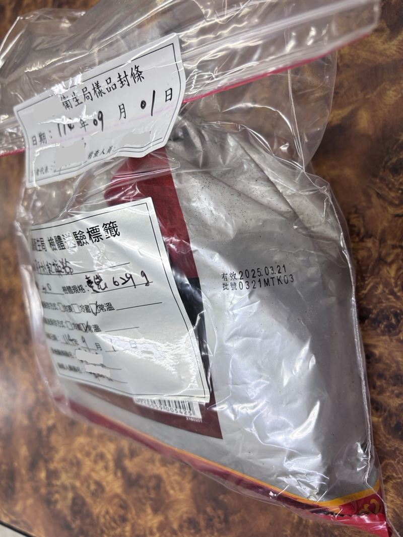 花蓮縣志學車站附近的力錡餐館「迷途鯨魚」，查獲存放逾期原料「匈牙利紅椒粉」，遭地方衛生局開罰6萬元。（圖／食藥署提供）