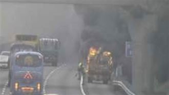 新／國3驚傳火燒車！老轎車突噴濃煙起火