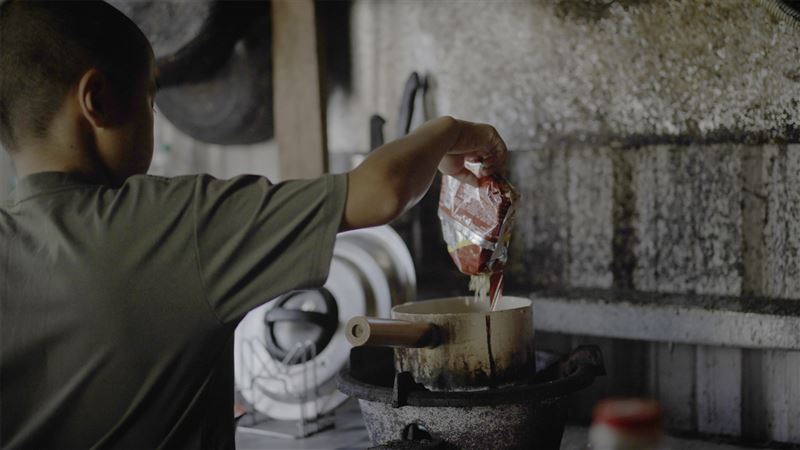 三餐多半是自家種的青菜與地瓜葉，偶爾配上炒蛋與清湯，對正在發育的孩子而言，營養始終不足。（圖／點燃生命之火提供）
