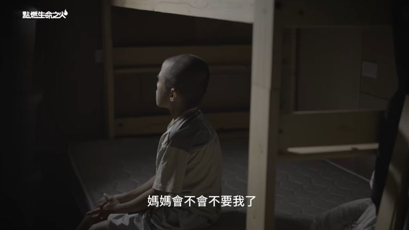 媽媽確診罹癌，阿諺回憶「那一天我接到爸爸電話說媽媽病倒了，我很害怕，想著『媽媽會不會怎麼樣？會不會不要我了』」（圖／點燃生命之火提供）