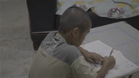 阿諺拼命寫了3千字作文拚獎金，只為貼補家用。（圖／點燃生命之火提供）