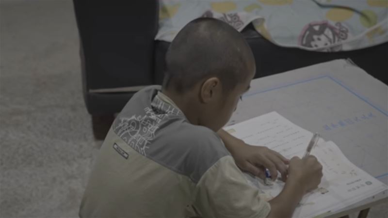 窮困母親又罹癌　男童寫作拚獎金補貼家用