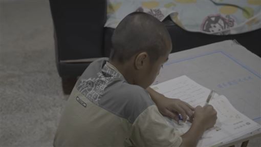 窮困母親又罹癌　童寫作拚獎補貼家用