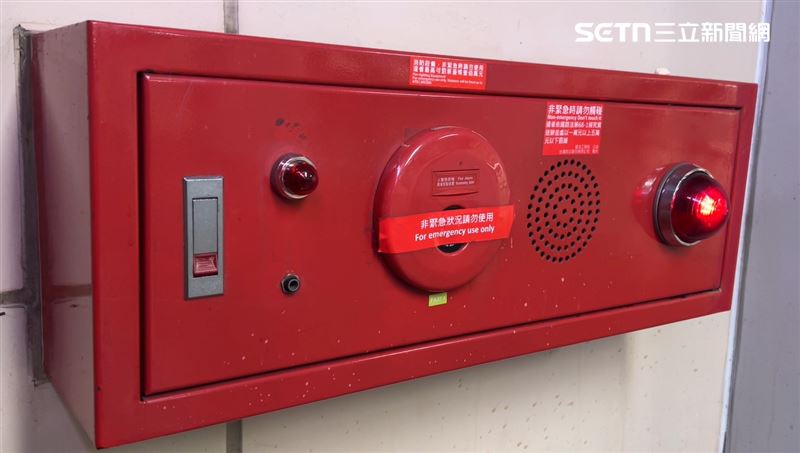 陳男情緒失控按狂消防鈴遭制止，最後被噴辣椒水送辦。（圖／翻攝畫面）