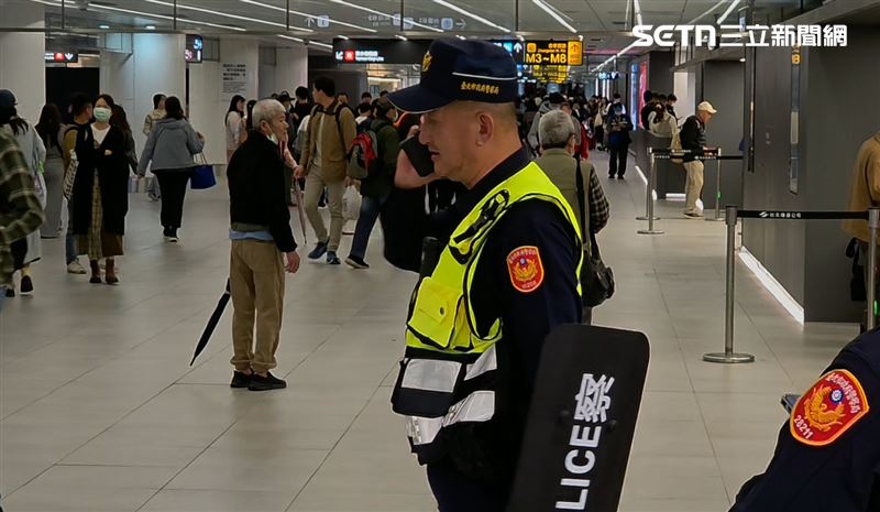 陳男情緒失控按狂消防鈴遭制止，最後被噴辣椒水送辦。（圖／翻攝畫面）