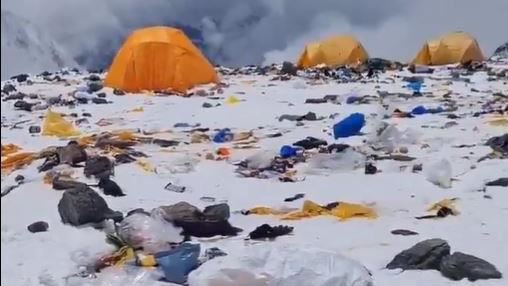 聖母峰山上布滿垃圾。（圖／翻攝自X平台 @ParveenKaswan）